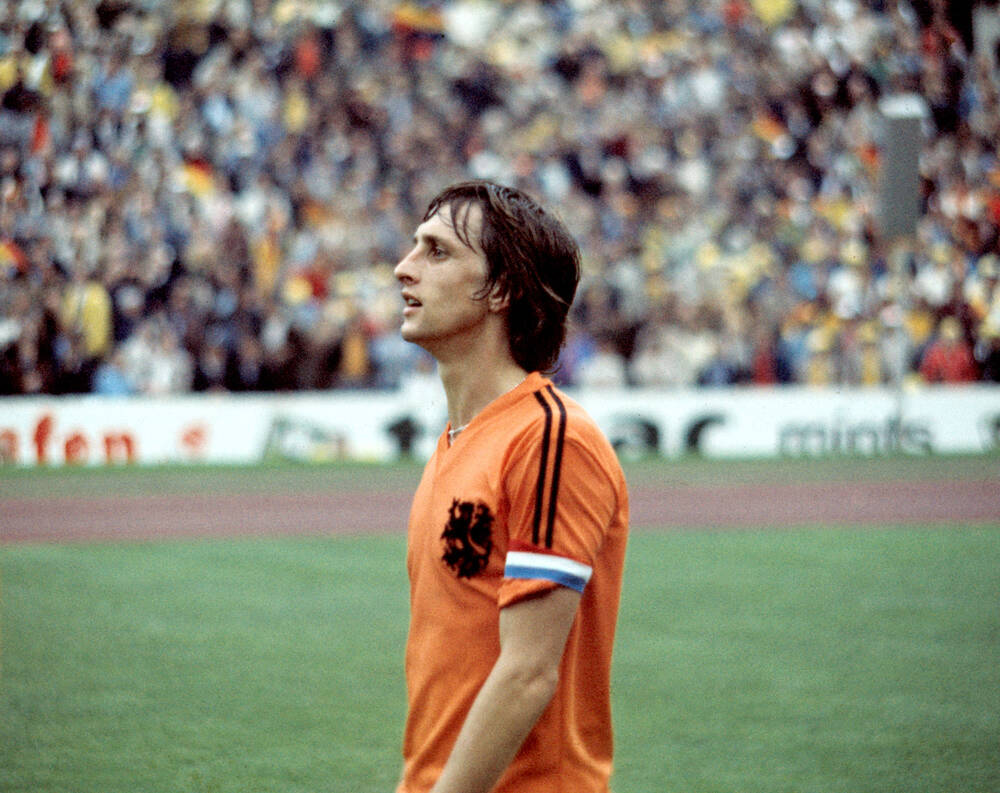 División condensador Higgins Why Johan Cruyff refused to play with the three Adidas stripes