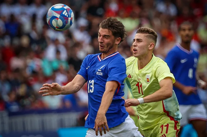 13 Joris CHOTARD of the France team is battling for possession with 11 Fermin LOPEZ of the Spain team during the Men's Gold Medal match between France and Spain during the Olympic Games Paris 2024 at Parc des Princes on August 09, 2024, in Paris, France. (Photo by Ayman Aref/NurPhoto) (Photo by Ayman Aref / NurPhoto / NurPhoto via AFP)